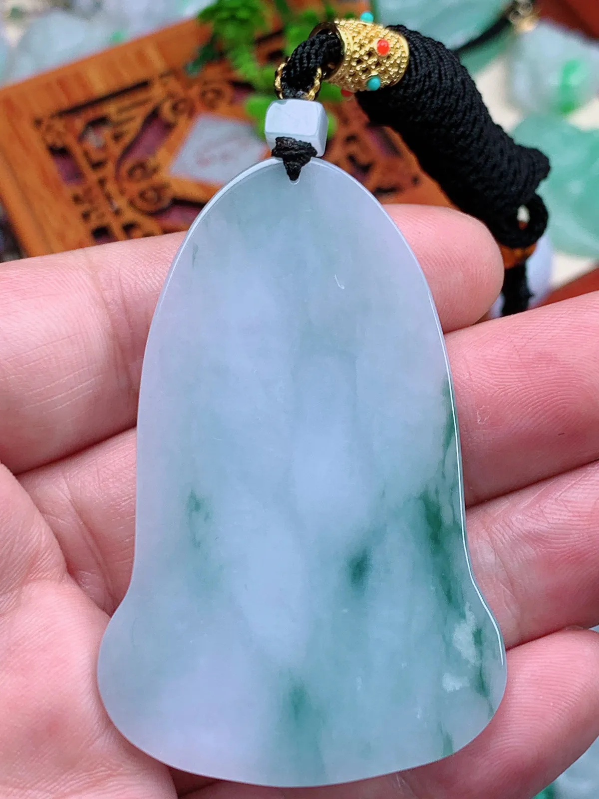 精品推荐，缅甸天然A货翡翠，飘花素衣观音吊坠，种水好，颜色鲜艳，玉质水润细腻，工艺精湛，佩戴效果更佳。