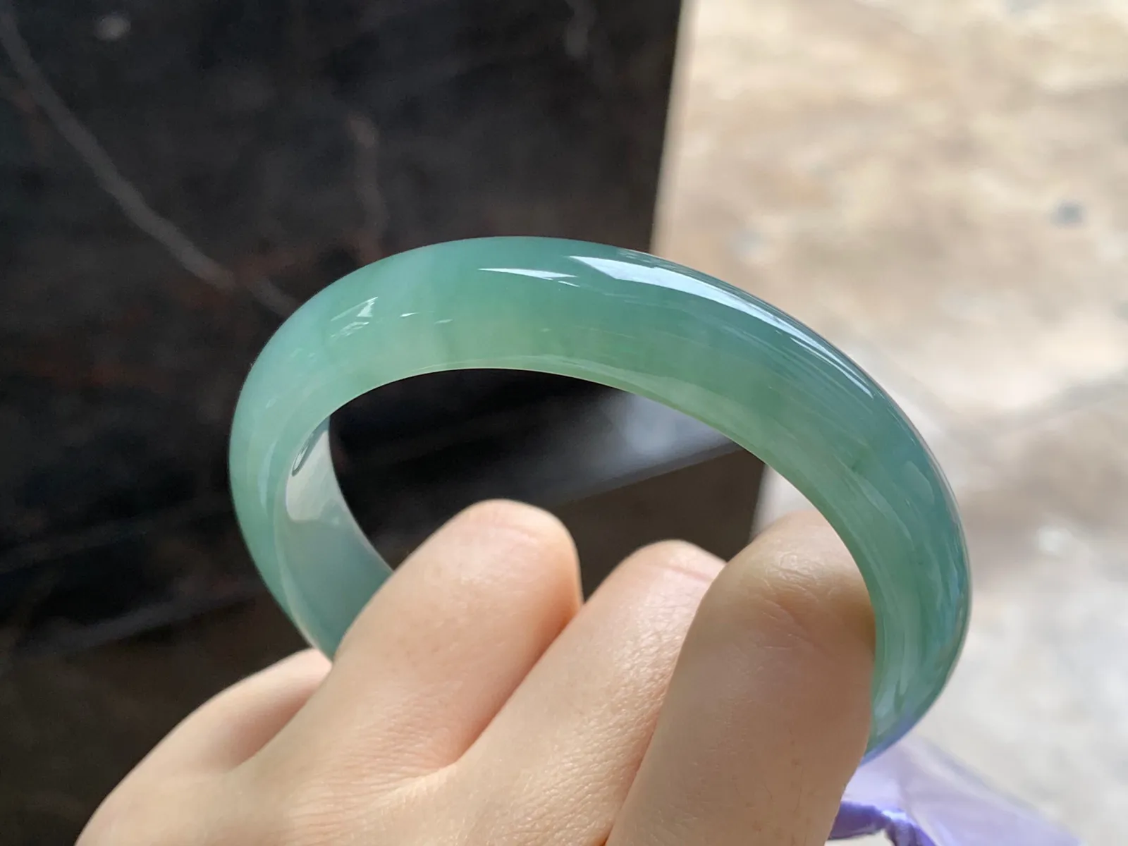 蓝水手镯
尺寸：56.7-12.5-7.7mm
种水好 很耐看的料子上手好看