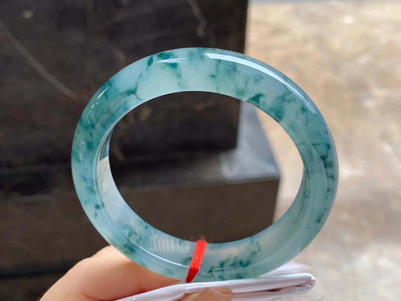 冰种飘花手镯
尺寸：57.4-12.8-9mm
种老肉细～很耐看的料子