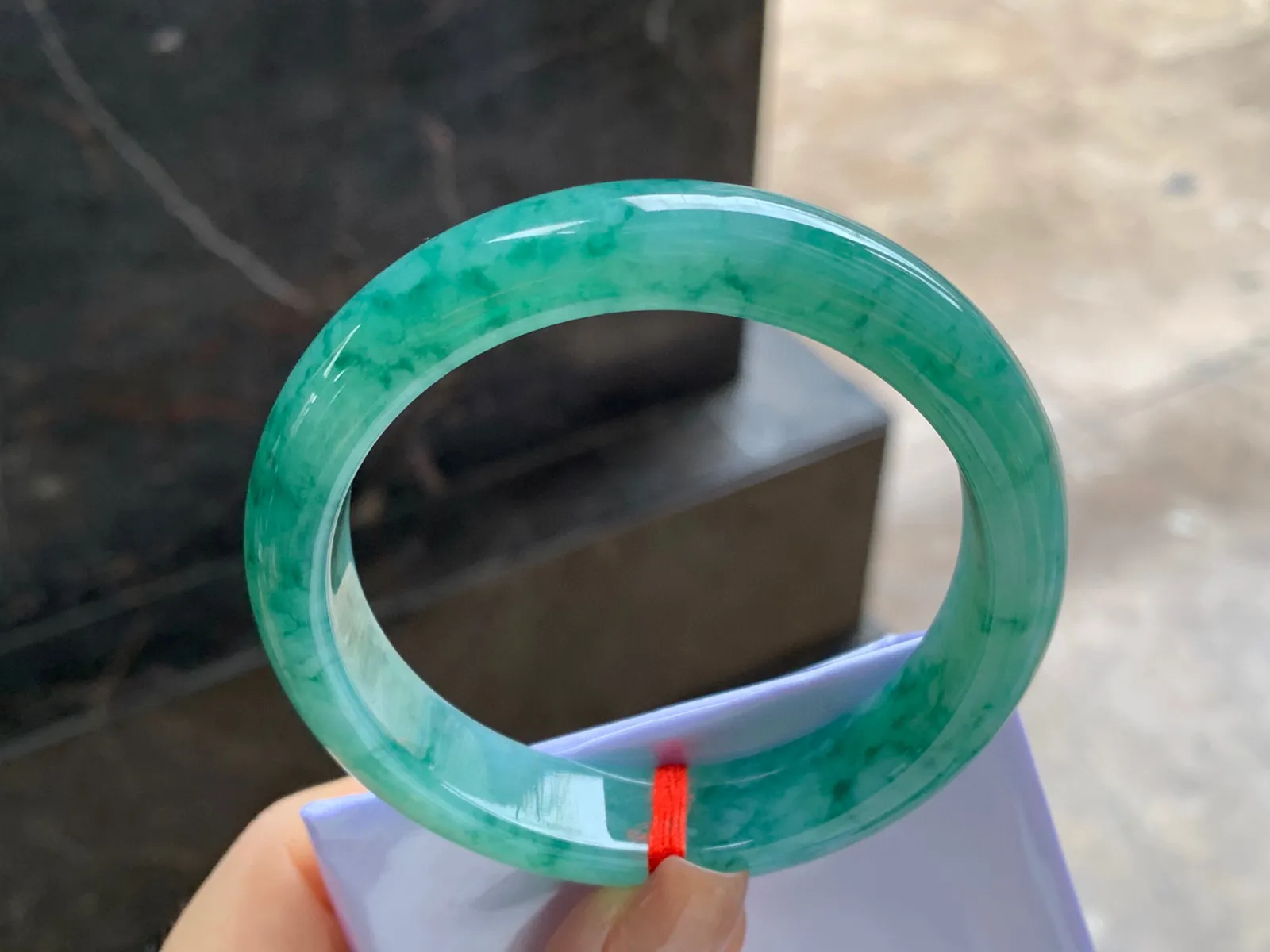 飘绿花手镯
尺寸：56.4-12.5-8.2mm
底子细腻干净～绿花浓郁