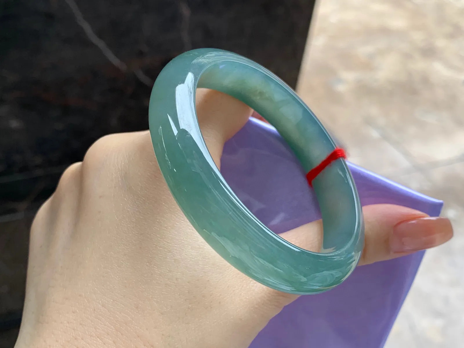 蓝水手镯
尺寸：56.7-12.5-7.7mm
种水好 很耐看的料子上手好看