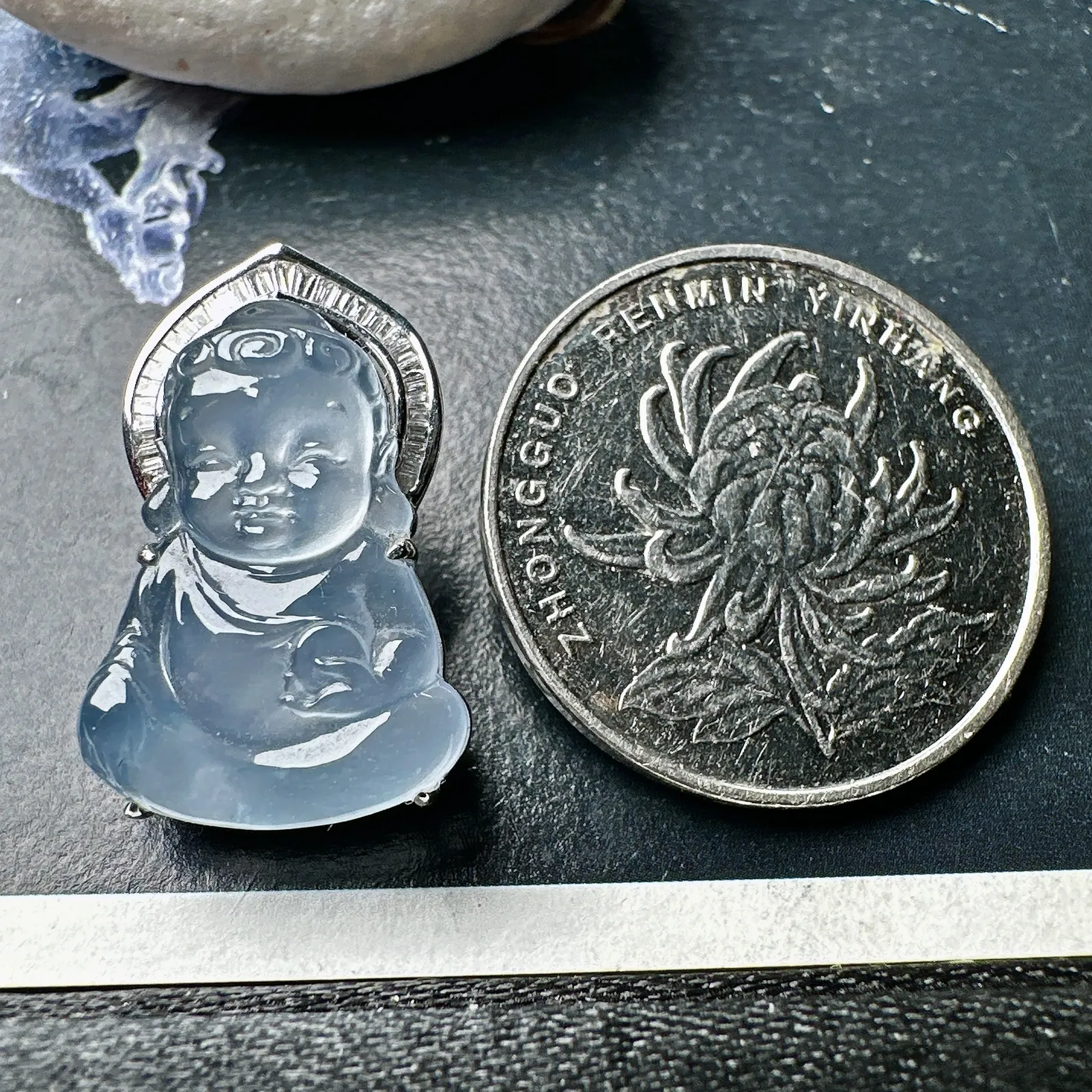 【冰种淡紫宝宝佛】质地细腻，冰润透亮，光泽出众，冰感十足，18k金钻镶嵌，裸石尺寸19.9*14.6*4.4毫米