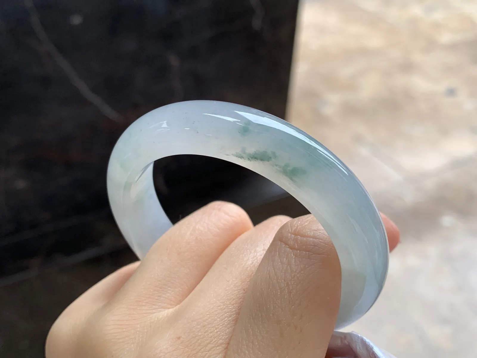 冰飘花手镯
尺寸：51.5-12.3-8.4mm
种水好 飘花点缀小圈口