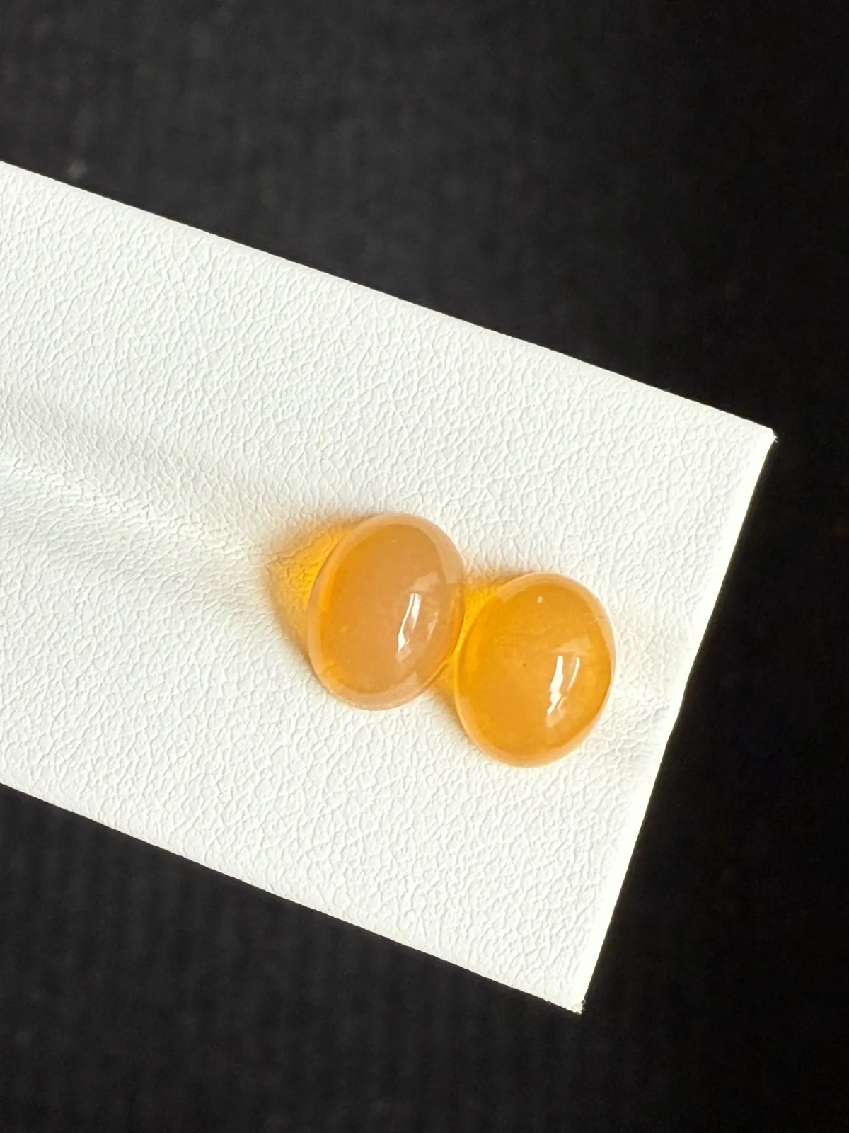 4.015ct天然墨西哥火欧泊裸石，尺寸9.9×7.9×5.1mm， 颜色美艳 ，晶体通透