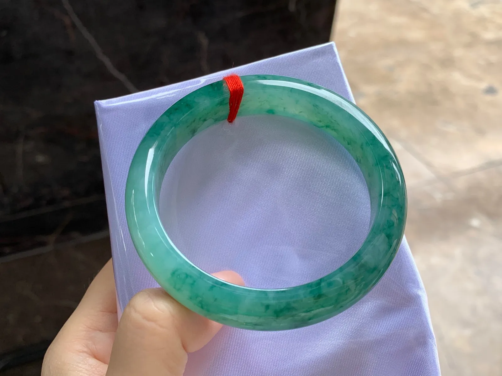 飘绿花手镯
尺寸：56.4-12.5-8.2mm
底子细腻干净～绿花浓郁
