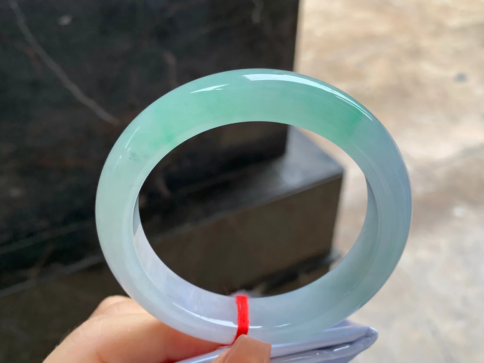 带色手镯
尺寸：55.7-12.8-9mm
有种有色～甜甜的料子上手好看