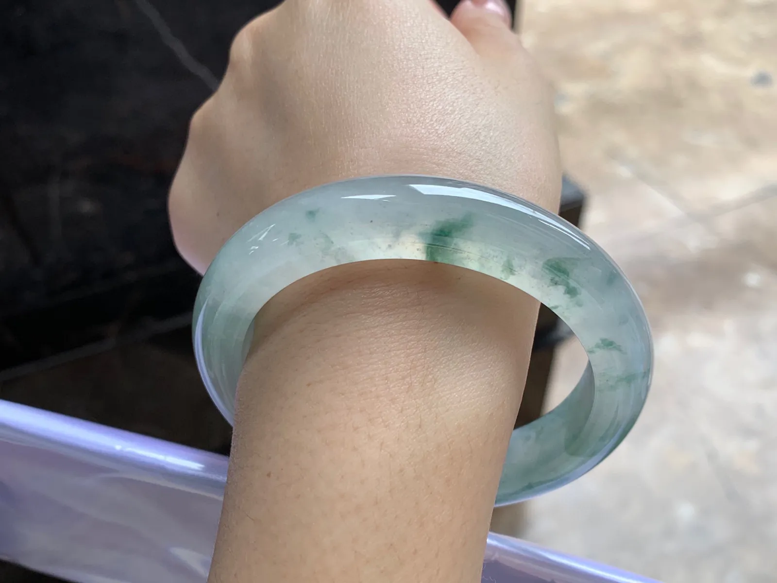 冰飘花手镯
尺寸：59-13-9.7mm
种水好 飘花点缀