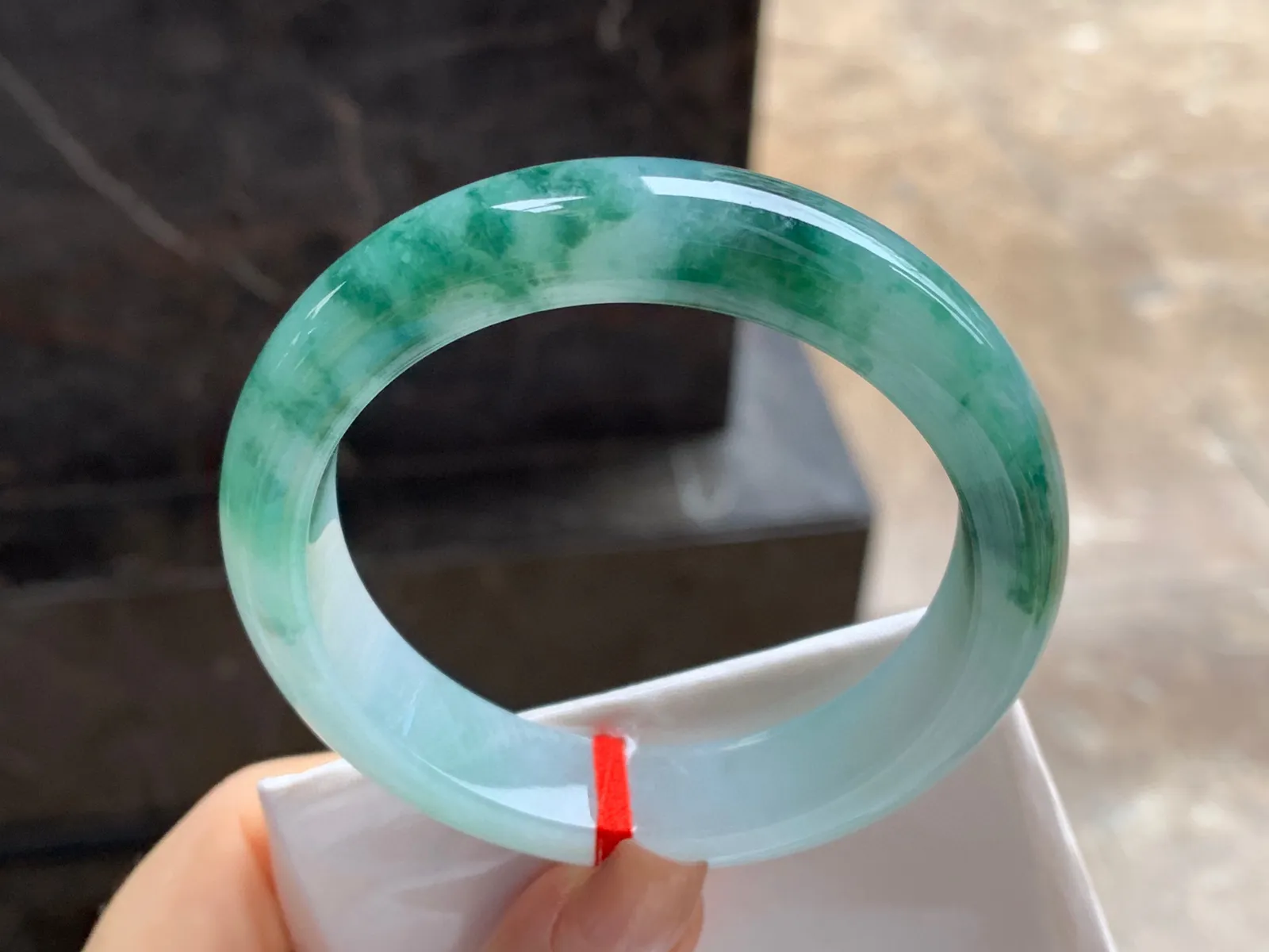 飘绿花手镯
尺寸：55.3-12.8-8.3mm
底子细腻干净～绿花浓郁