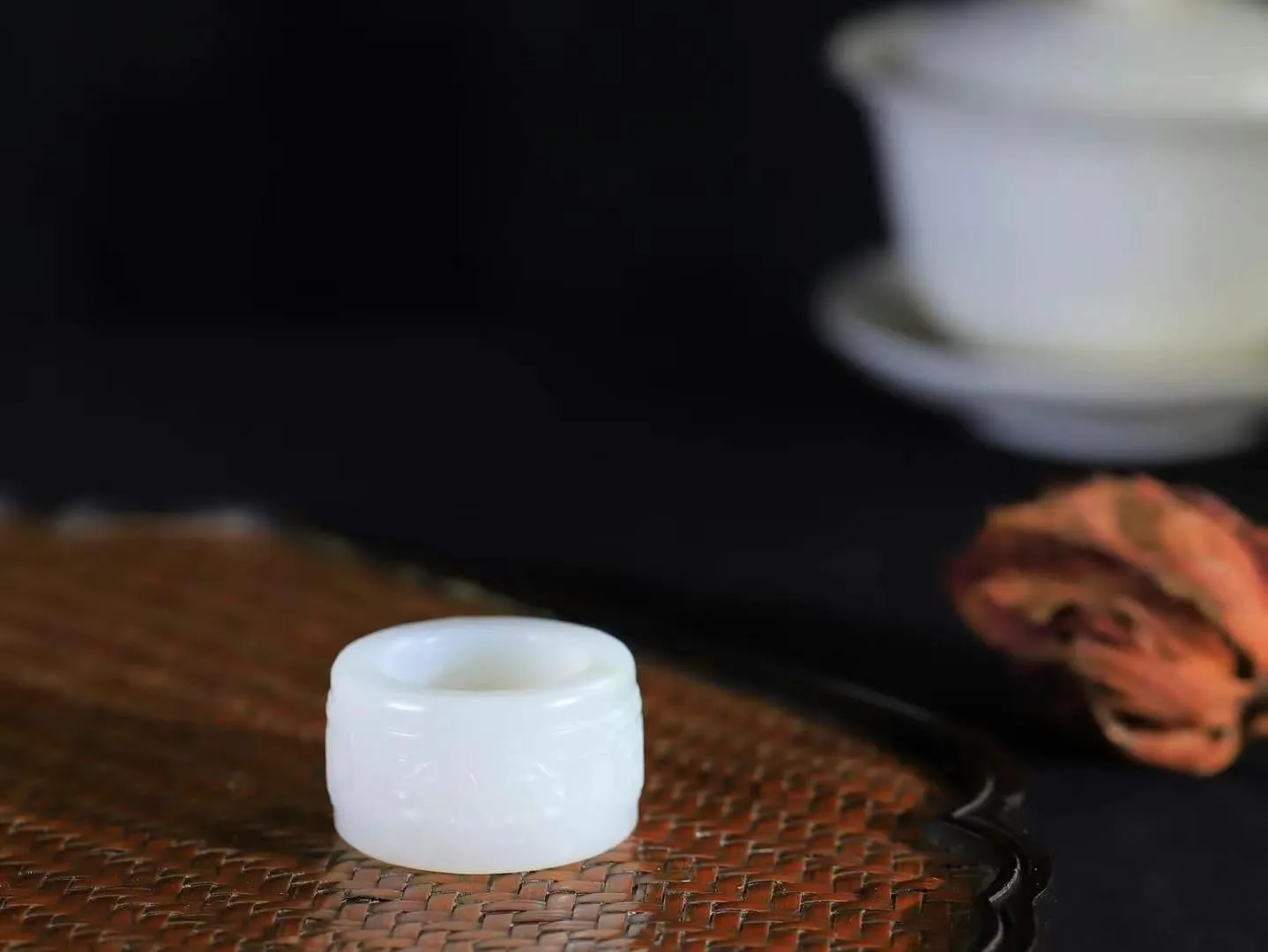 【仿古兽面纹.扳指】

精品和田玉白玉飘翠兽面纹扳指 莹莹润润！精雕细琢，栩栩如生，料俱佳，精琢仿古