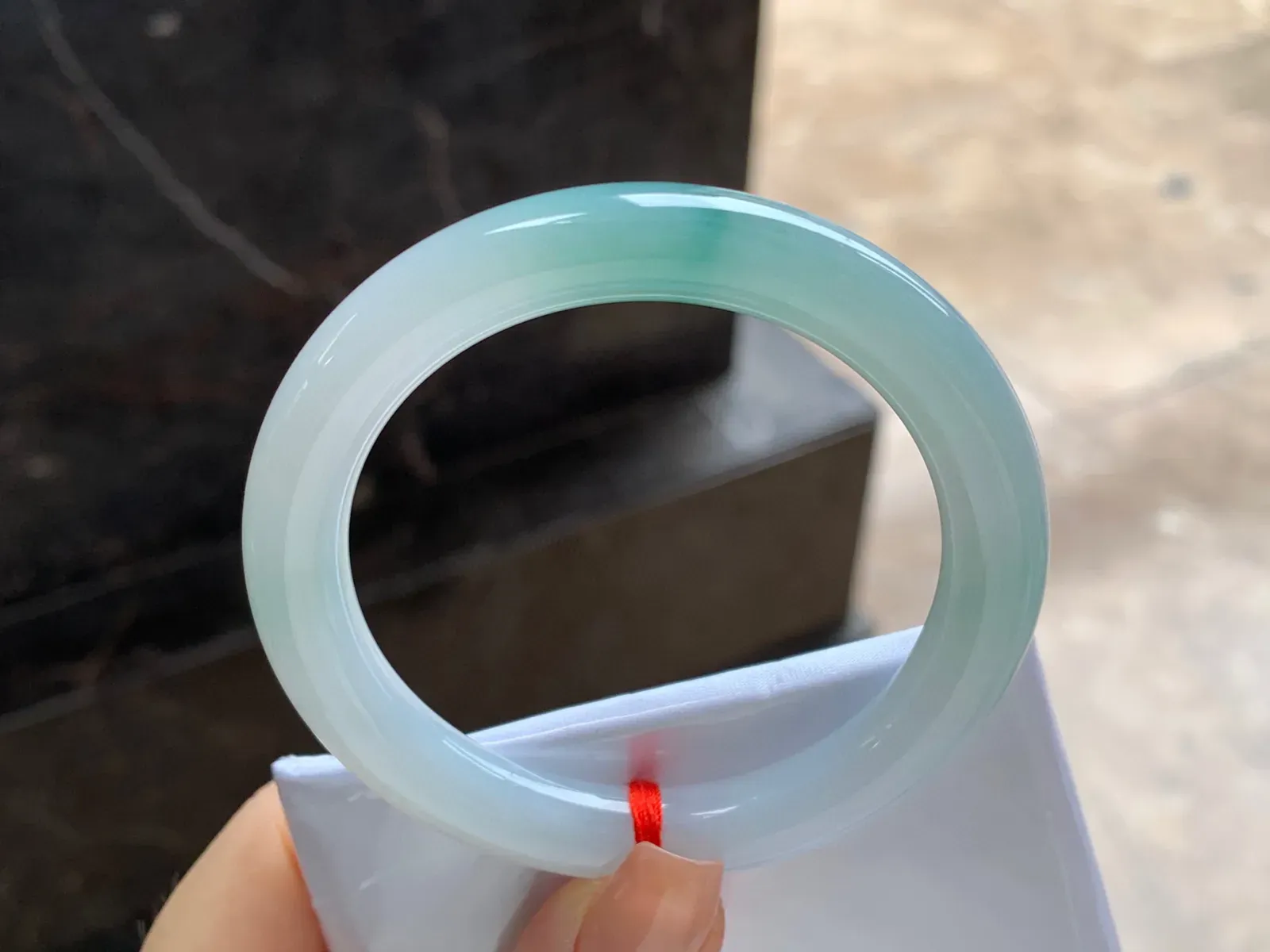 飘花圆条手镯
尺寸：51.6-9mm
底子细腻干净～飘花点缀
