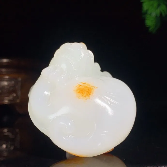 和田玉羊脂白玉山料貔貅挂件。回头貔貅 尺寸53/45/40mm重131.7克，白度一级。玉质细腻油润 脂粉好，品质好！lt250425