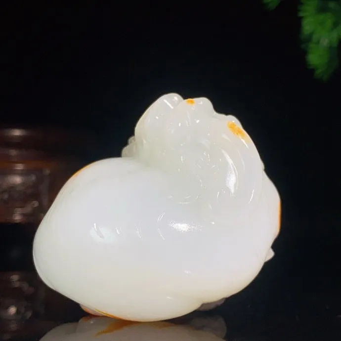 和田玉羊脂白玉山料貔貅挂件。回头貔貅 尺寸53/45/40mm重131.7克，白度一级。玉质细腻油润 脂粉好，品质好！lt250425