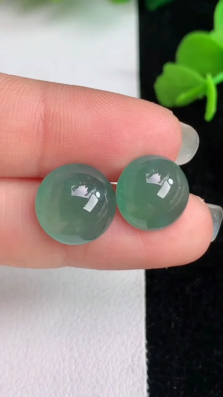 天然A货翡翠裸石蛋面镶嵌件一对，尺寸11.8-5.5，重量:2.65g
6月1日