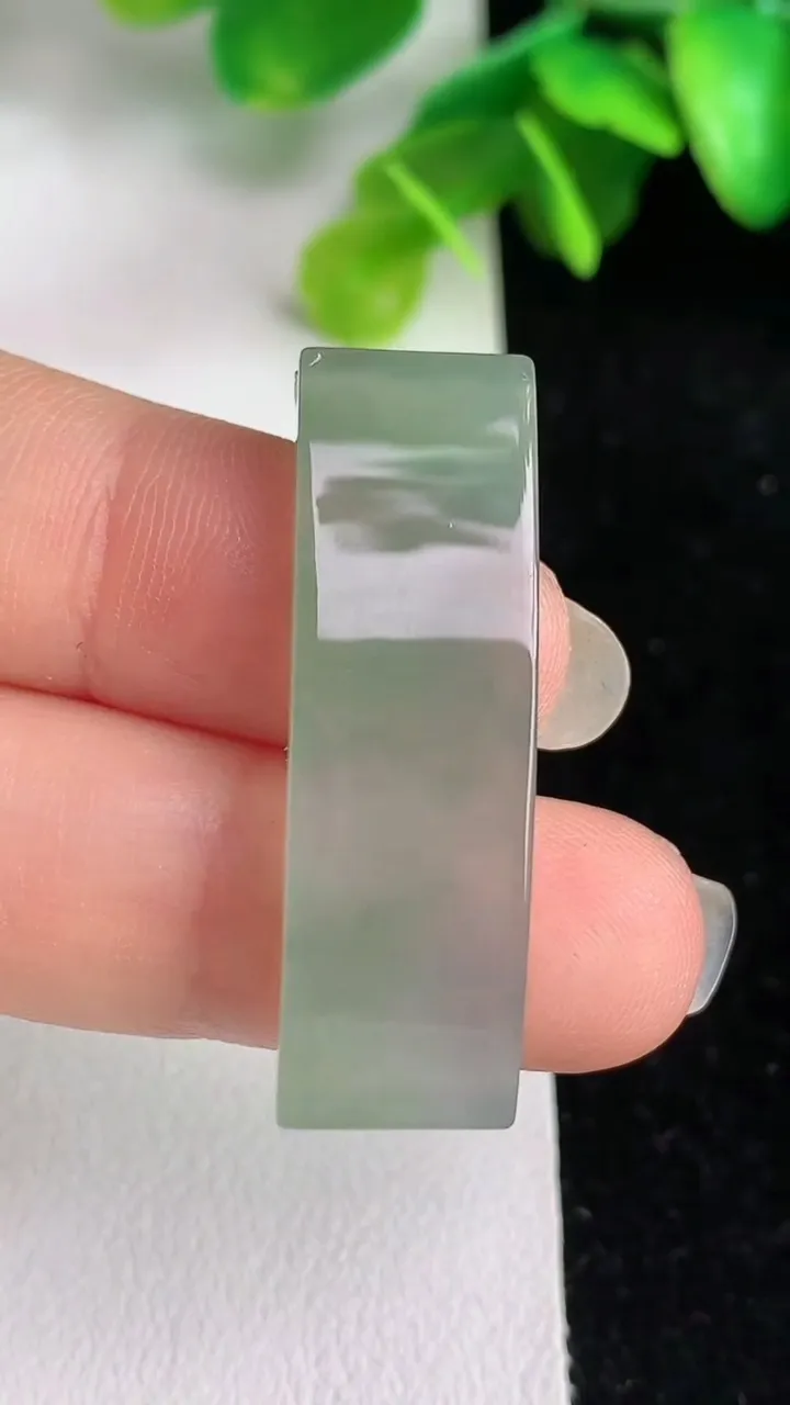 天然A货翡翠素面手牌，尺寸35.2-10.4-4，重量:5.63g
6月1日