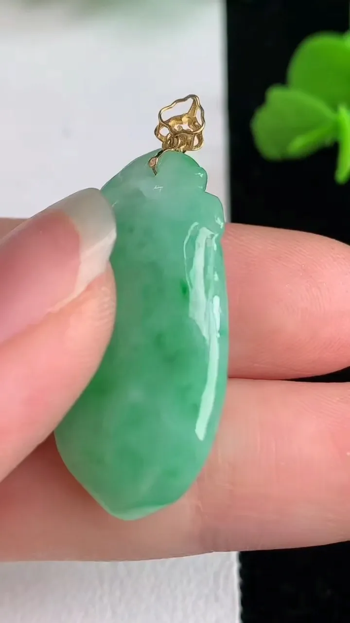 天然A货翡翠福瓜吊坠，尺寸31-15.3-9，重量:7.22g
6月1日