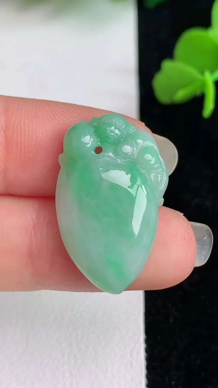 天然A货翡翠灵猴献瑞吊坠，尺寸25.7-16-4.8，重量:3.67g
6月1日