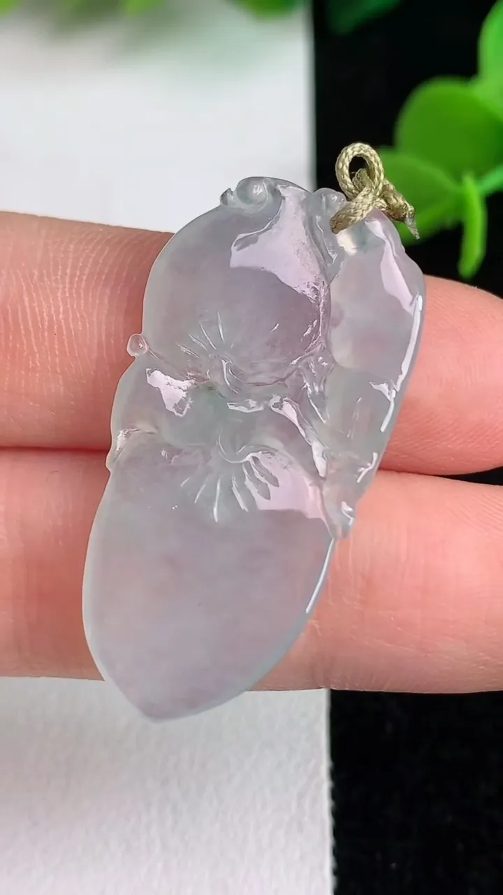 天然A货翡翠飘花灵猴献瑞吊坠，尺寸35-16.6-3，重量:3.92g
6月1日