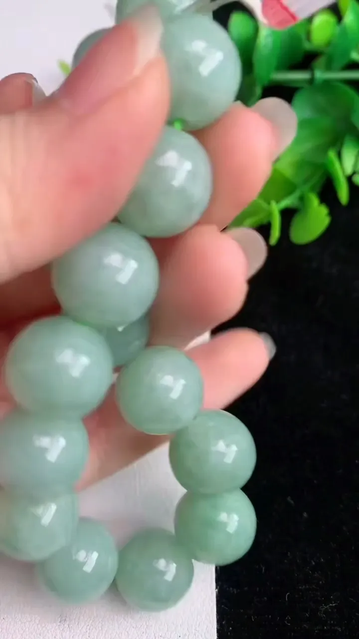 天然A货翡翠圆珠手串，尺寸13.4-16颗，重量:66.13g6月1日
工厂直销收藏佳品,种好水足，色泽均匀，有种有色，上手高大气！