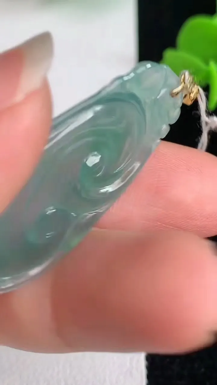 天然A货翡翠k金蓝水如意吊坠，尺寸37.3-18-3.2，重量:4.55g
6月1日