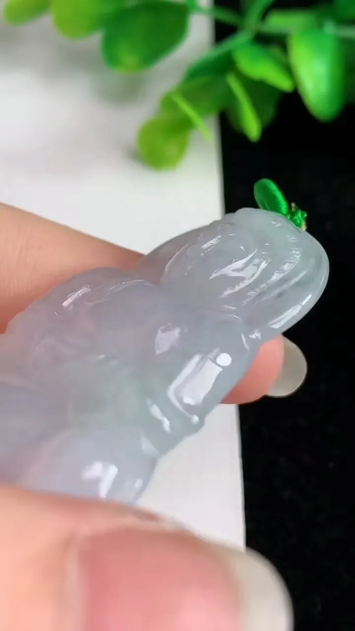 天然A货翡翠白冰观音菩萨吊坠，尺寸52.2-34-5.3，重量:18.76g
6月1日