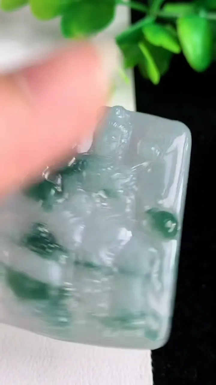 天然A货翡翠飘花普贤菩萨吊坠，尺寸43.6-34-5.3，重量:18.36g
6月1日