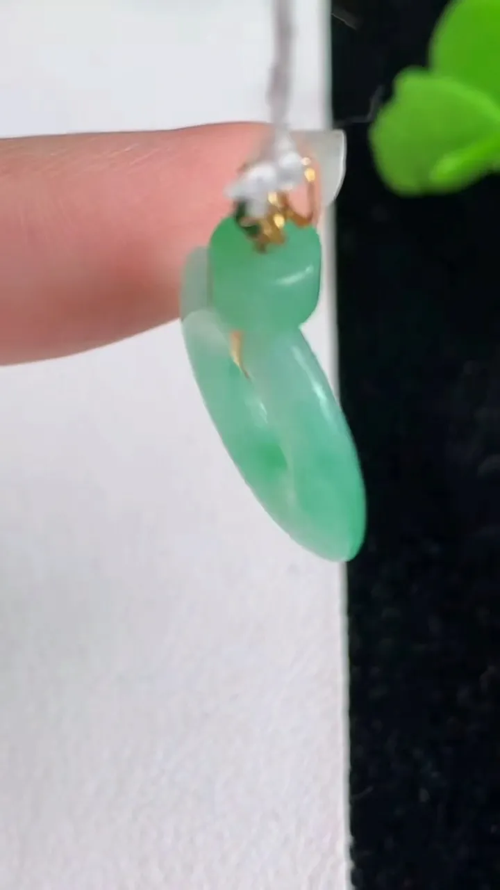 天然A货翡翠平安环吊坠，尺寸17.3-3，重量:1.98g
6月1日