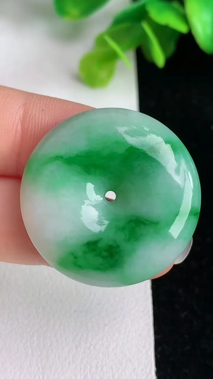 天然A货翡翠平安扣吊坠，尺寸29.7-6，重量:10.79g
6月1日