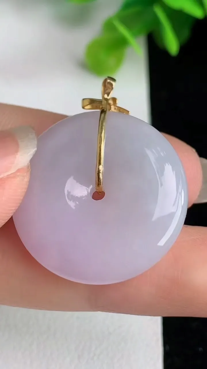 天然A货翡翠种白冰平安扣吊坠，尺寸 25.7-5.4，重量:8.10g
6月1日