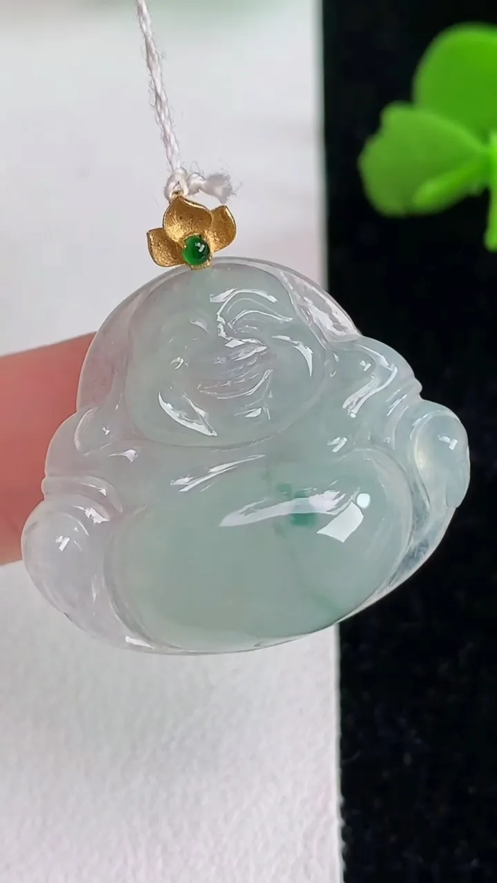 天然A货翡翠k金飘花佛公吊坠，尺寸24.3-28-5.2，重量:5.20g
6月1日