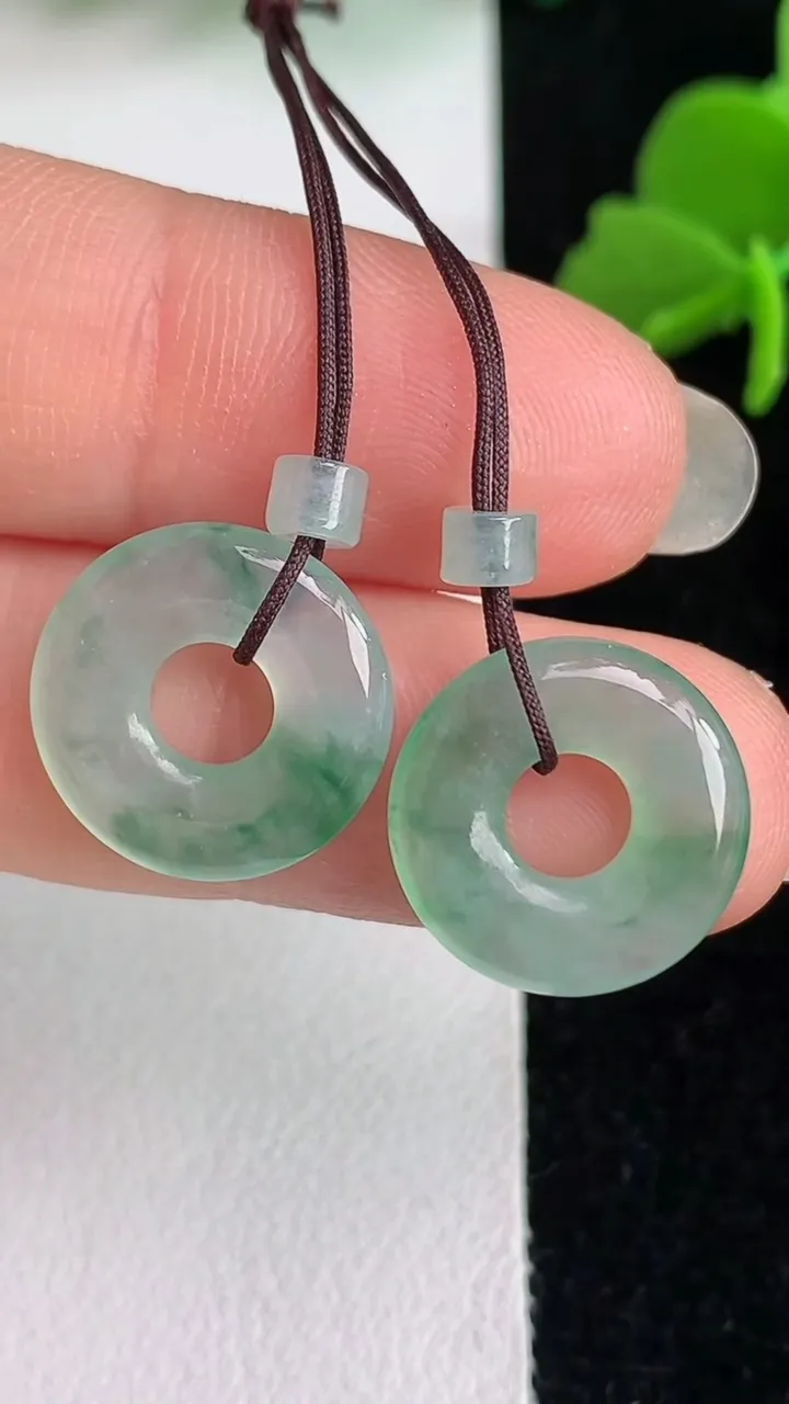 天然A货翡翠飘花平安环吊坠一对，尺寸14.3-2.7，重量:2.34g
6月1日