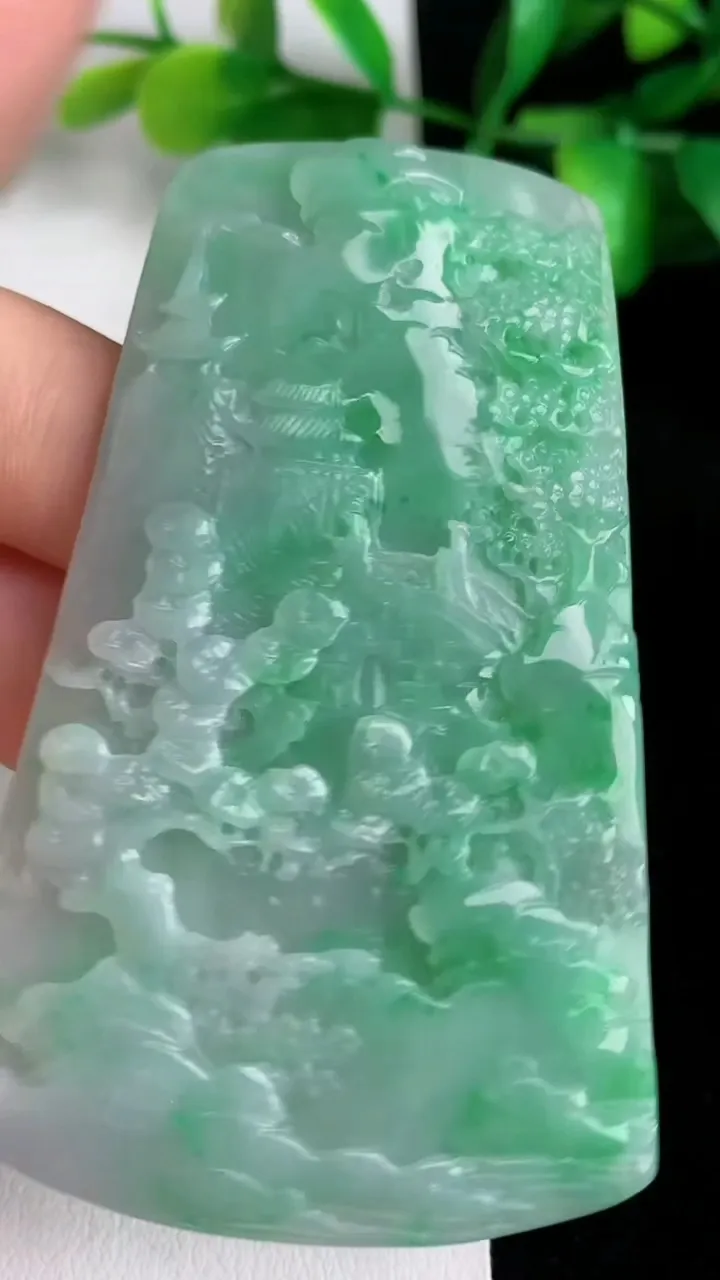 天然A货翡翠山水牌吊坠，尺寸 72.1-44-5.3，重量:39g
6月1日