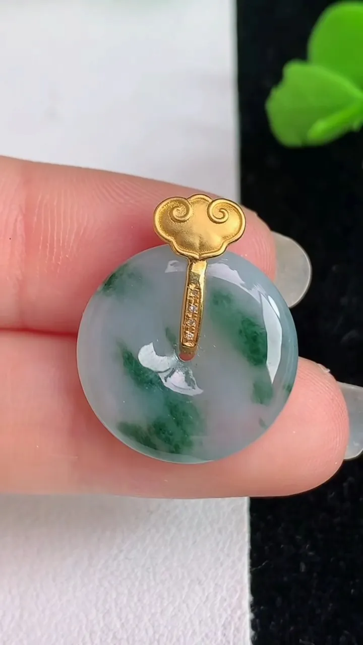 天然A货翡翠飘花平安扣吊坠，尺寸18.5-4，重量:3.14g
6月1日