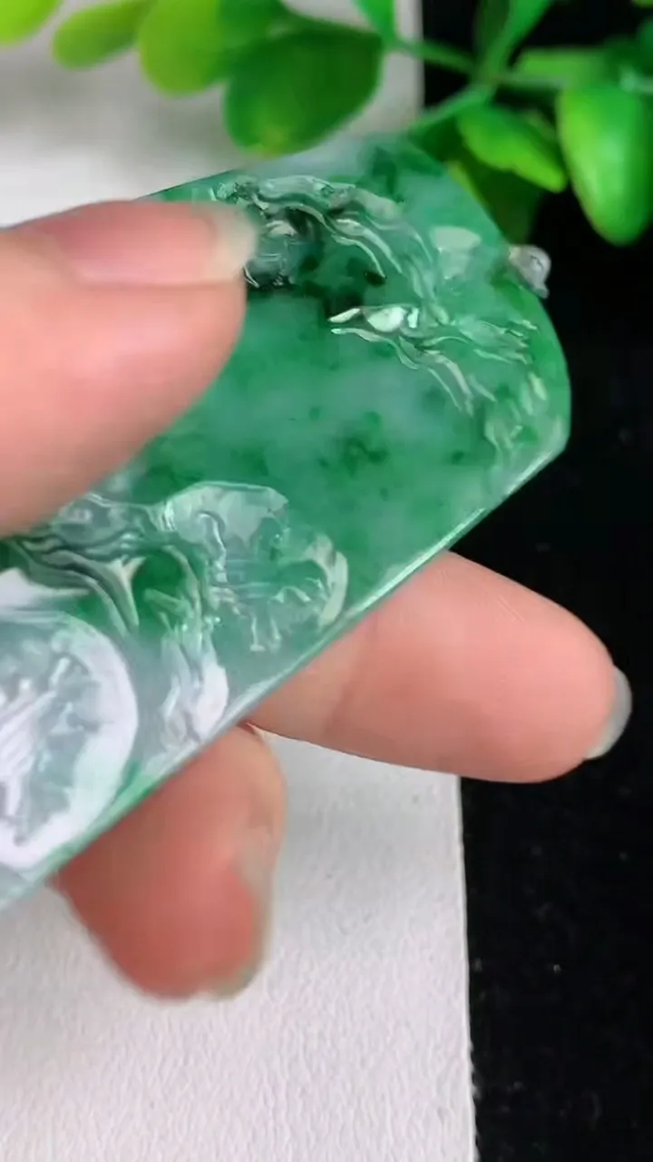 天然A货翡翠山水牌吊坠，尺寸 67-34.3-5，重量:25.98g
6月1日