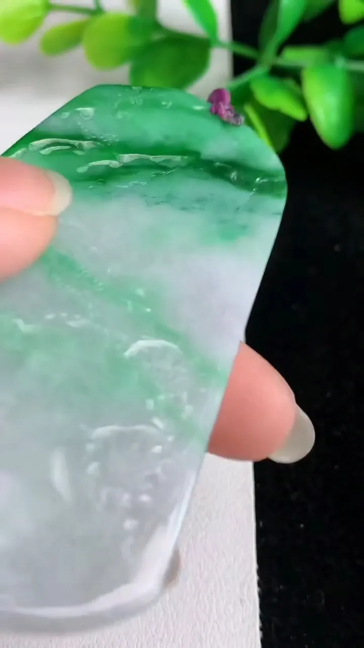 天然A货翡翠山水牌吊坠，尺寸 72.5-44-5，重量:39.04g
6月1日