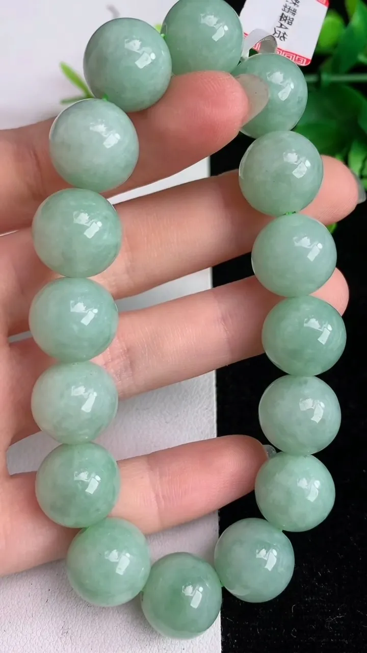天然A货翡翠圆珠手串，尺寸13.4-16颗，重量:66.13g6月1日
工厂直销收藏佳品,种好水足，色泽均匀，有种有色，上手高大气！