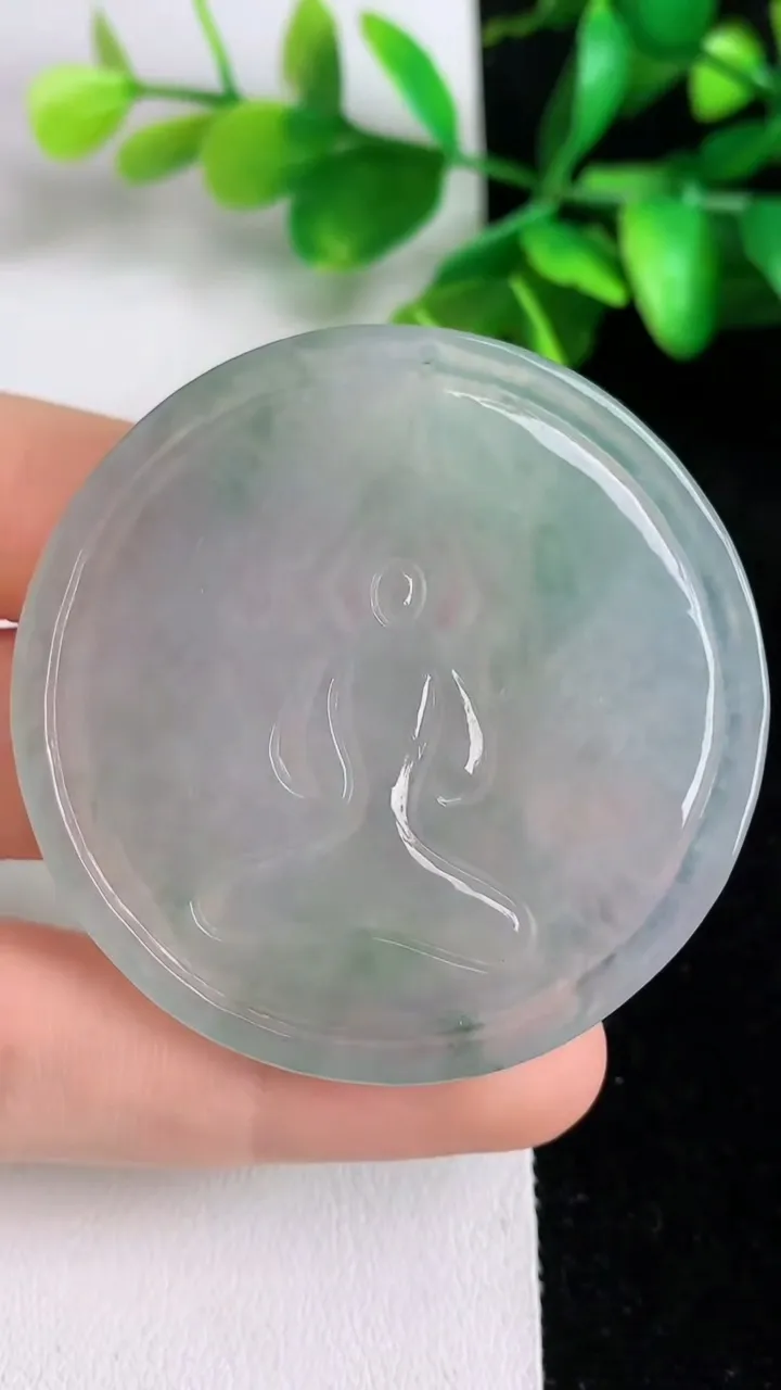 天然A货翡翠种飘花千手观音吊坠，尺寸 48-5.6，重量:25.50g
6月1日