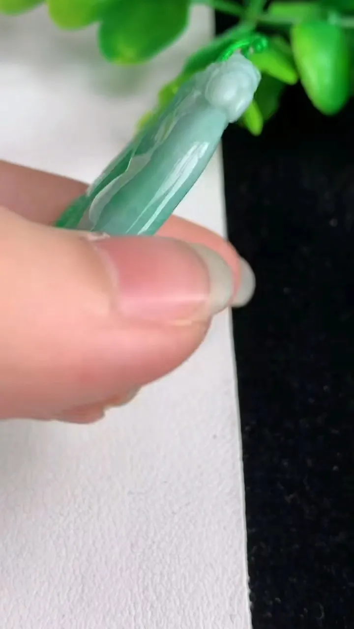 天然A货翡翠金枝玉叶 叶子吊坠，尺寸67.2-30.5-5.8，重量:24.50g
6月1日