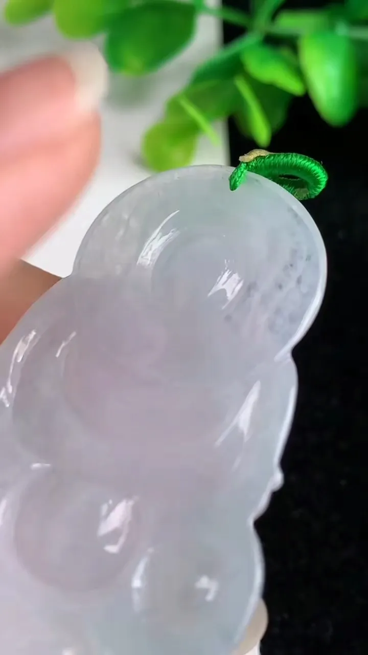 天然A货翡翠白冰观音菩萨吊坠，尺寸52.2-34-5.3，重量:18.76g
6月1日