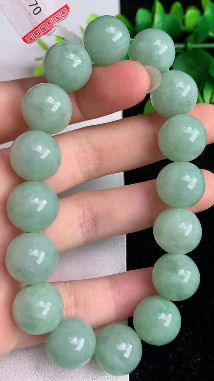 天然A货翡翠圆珠手串，尺寸13.4-16颗，重量:66.13g6月1日
工厂直销收藏佳品,种好水足，色泽均匀，有种有色，上手高大气！