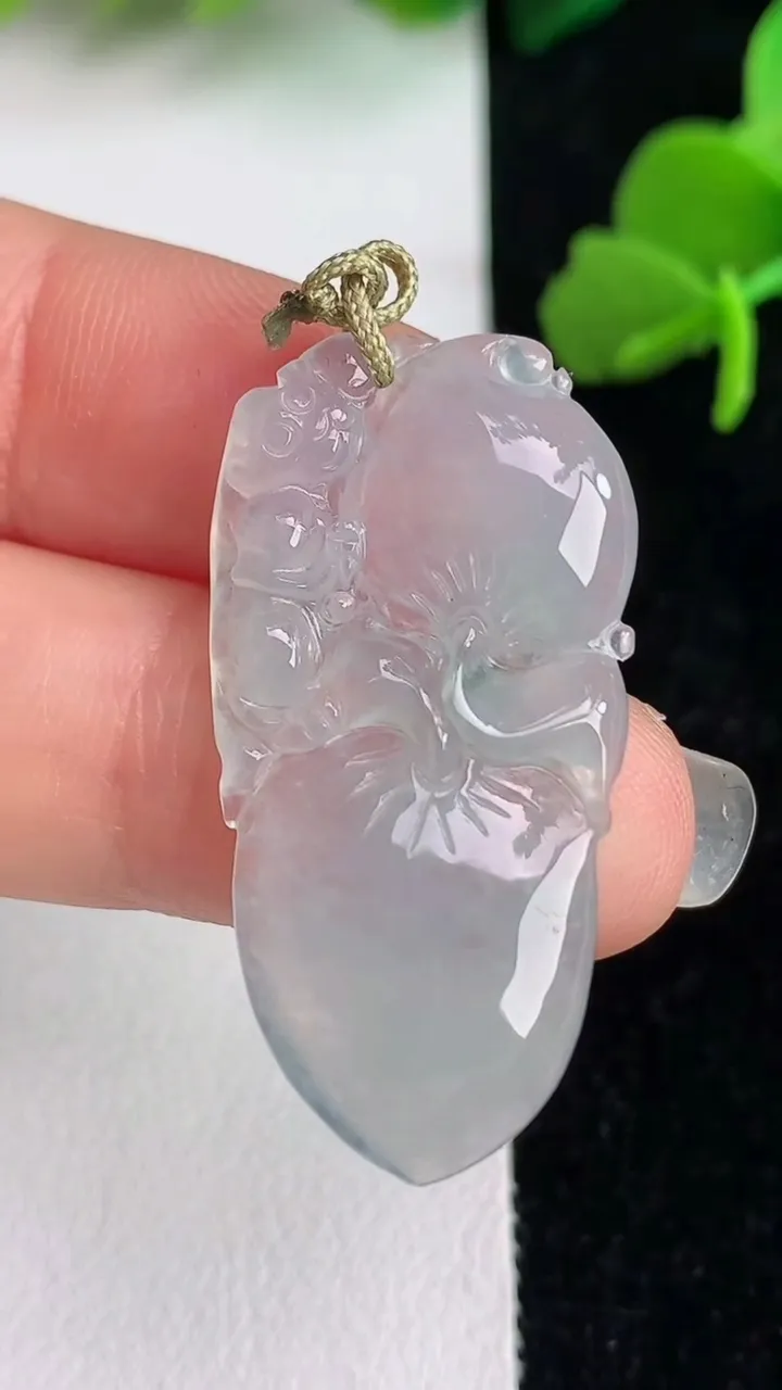 天然A货翡翠飘花灵猴献瑞吊坠，尺寸35-16.6-3，重量:3.92g
6月1日