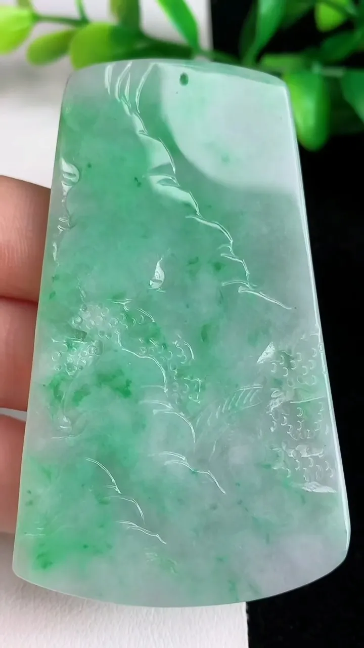 天然A货翡翠山水牌吊坠，尺寸 72.1-44-5.3，重量:39g
6月1日