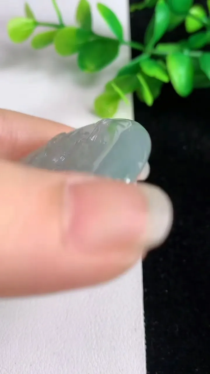 天然A货翡翠种飘花千手观音吊坠，尺寸 48-5.6，重量:25.50g
6月1日
