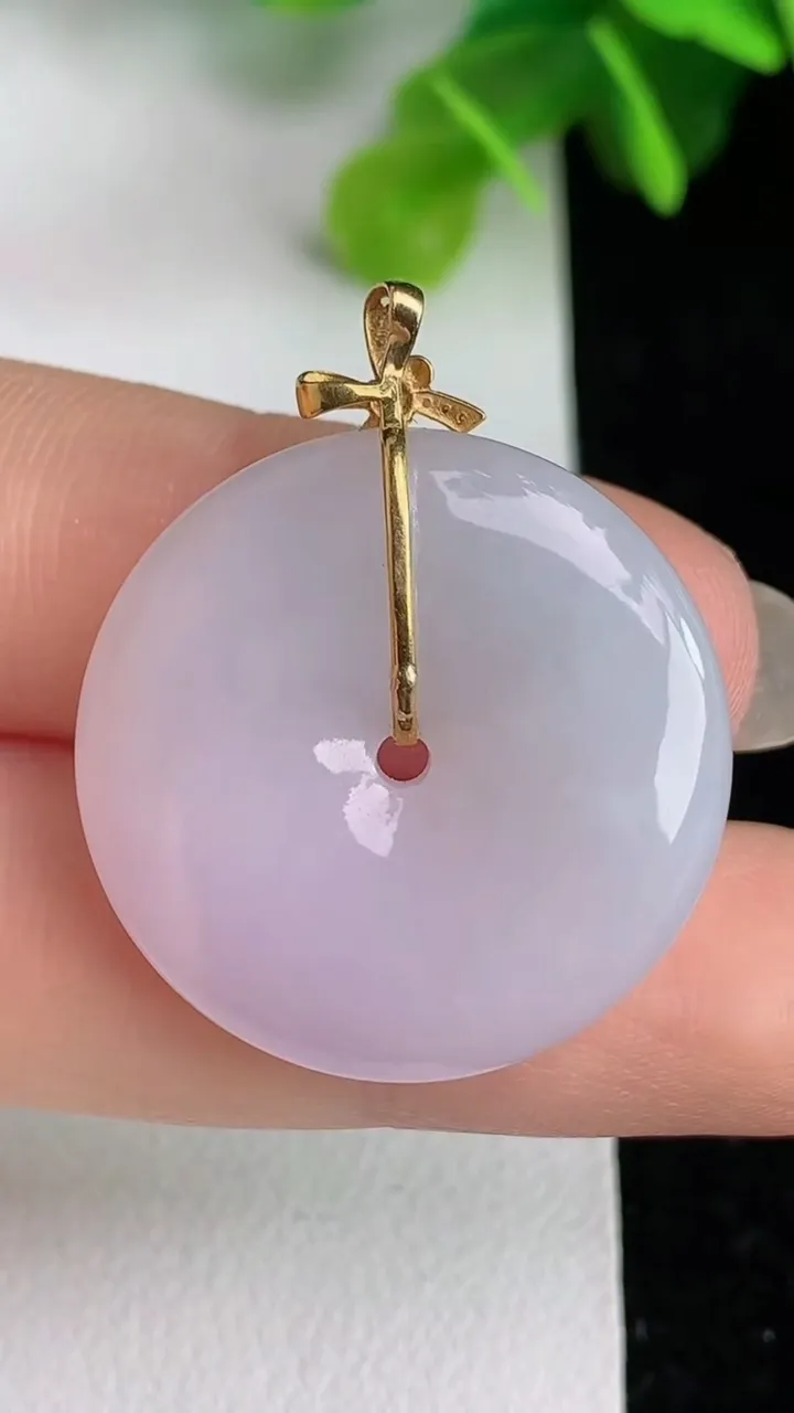 天然A货翡翠种白冰平安扣吊坠，尺寸 25.7-5.4，重量:8.10g
6月1日