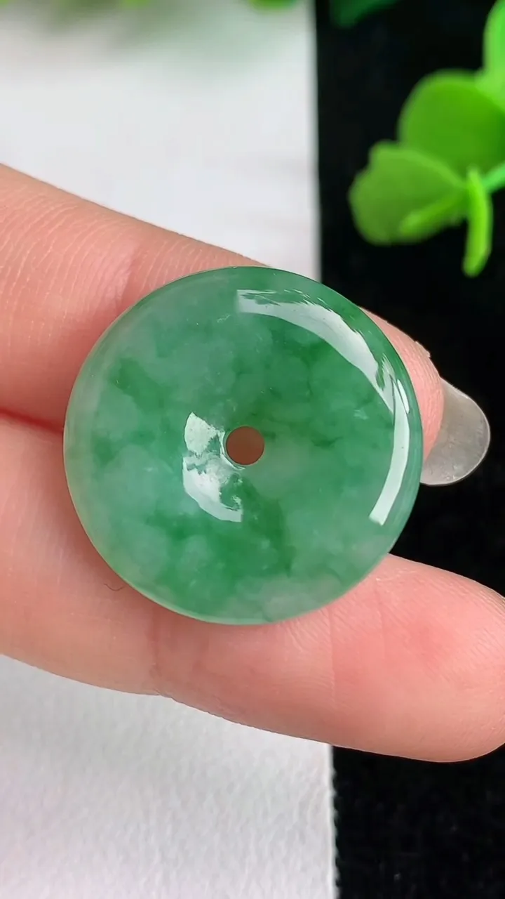 天然A货翡翠平安扣吊坠，尺寸22.4-3.6，重量:4.07g
6月1日