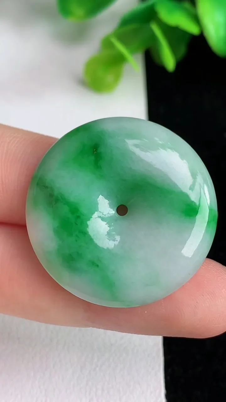 天然A货翡翠平安扣吊坠，尺寸29.7-6，重量:10.79g
6月1日