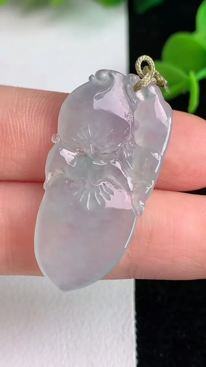 天然A货翡翠飘花灵猴献瑞吊坠，尺寸35-16.6-3，重量:3.92g
6月1日