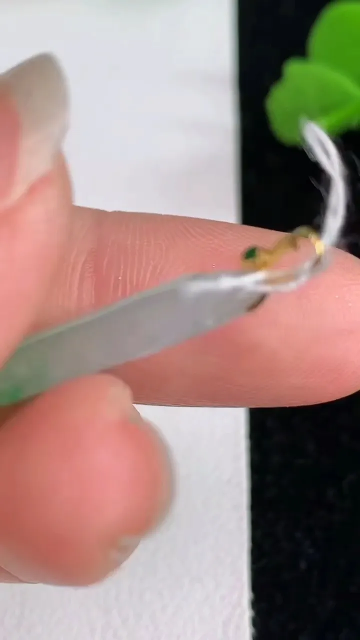 天然A货翡翠福瓜吊坠，尺寸28.2-12.8-3.8，重量:3.27g
6月1日