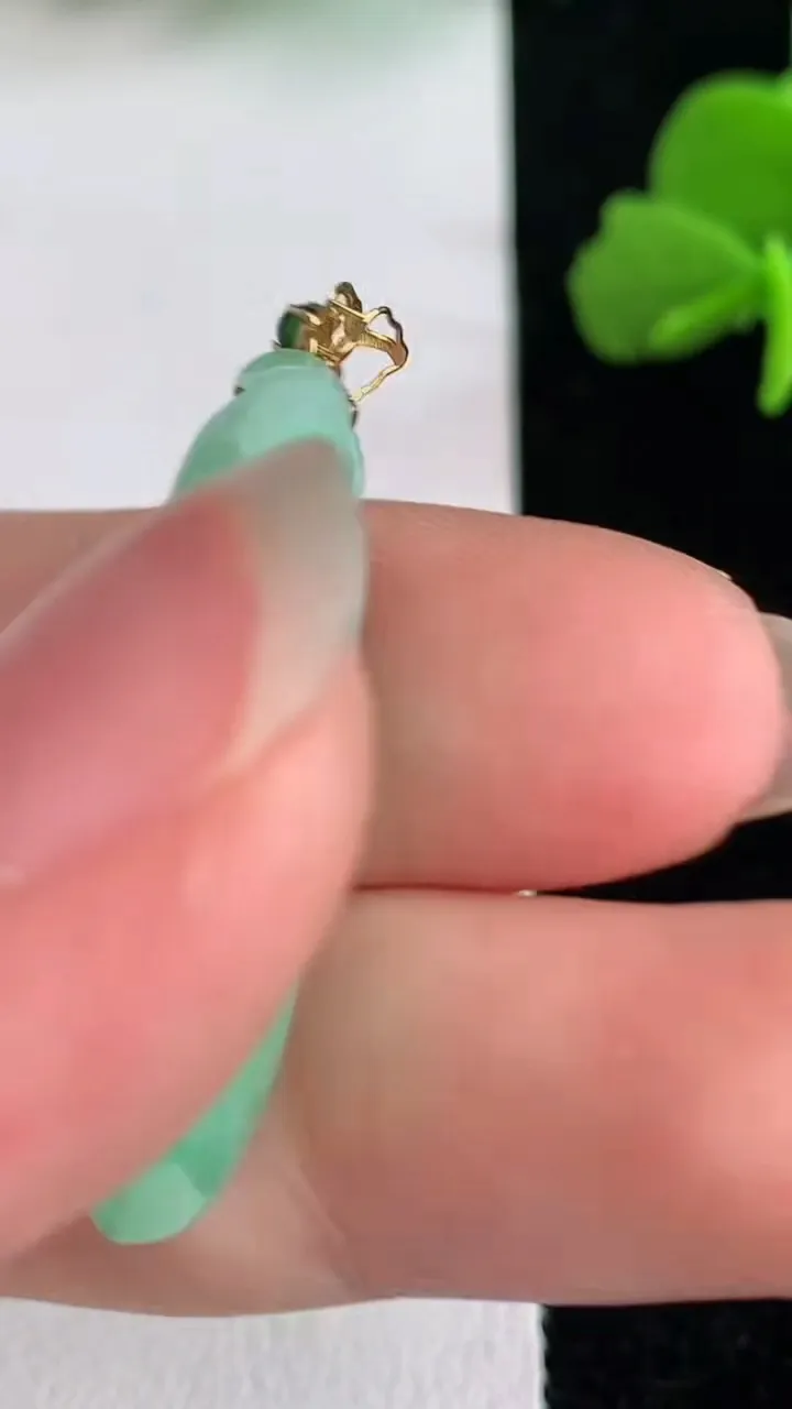 天然A货翡翠福瓜吊坠，尺寸31-15.3-9，重量:7.22g
6月1日
