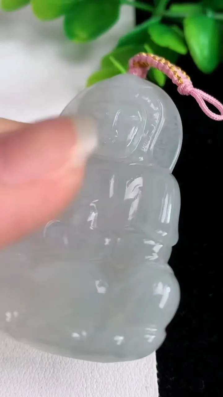 天然A货翡翠白冰观音菩萨吊坠，尺寸56.2-38.2-5.4，重量:21.10g
6月1日