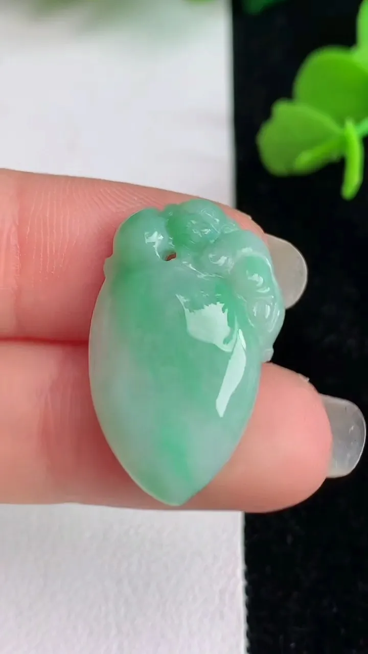 天然A货翡翠灵猴献瑞吊坠，尺寸25.7-16-4.8，重量:3.67g
6月1日